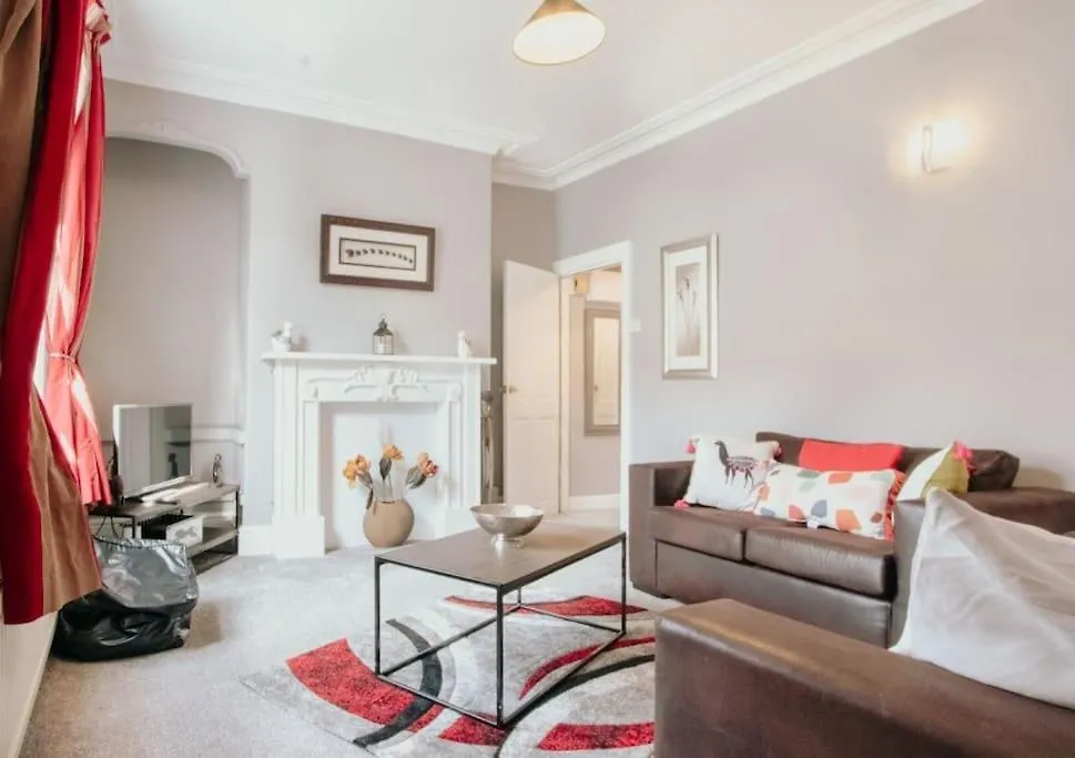 Halifax Town House - Cosy - Sleeps 5 Villa